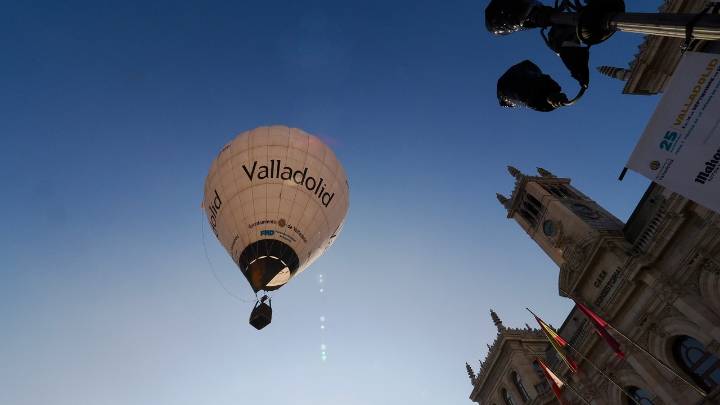 Valladolid mira al cielo con el "gran aperitivo" de 15 globos aerostáticos sobrevolando la ciudad como prolegómeno de las Fiestas