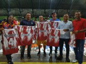 Gobernadora Loa cumplió con los uniformes a los campeones del futbol de salón