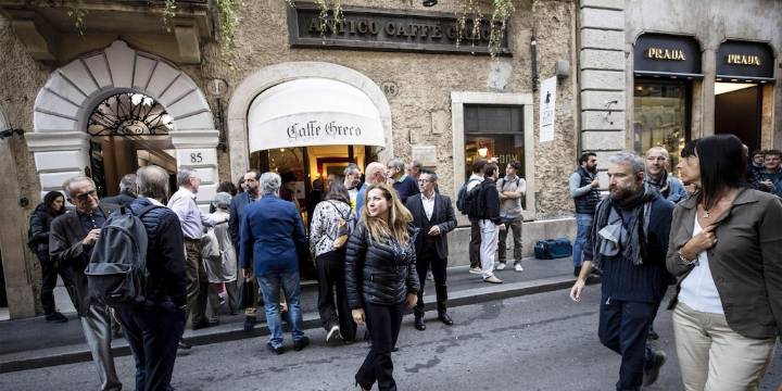 El gerente de un histórico bar de Roma investigado por retirar obras de arte protegidas