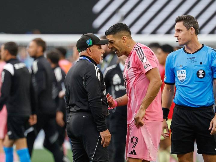 Castigan a Luis Suárez tras escupir