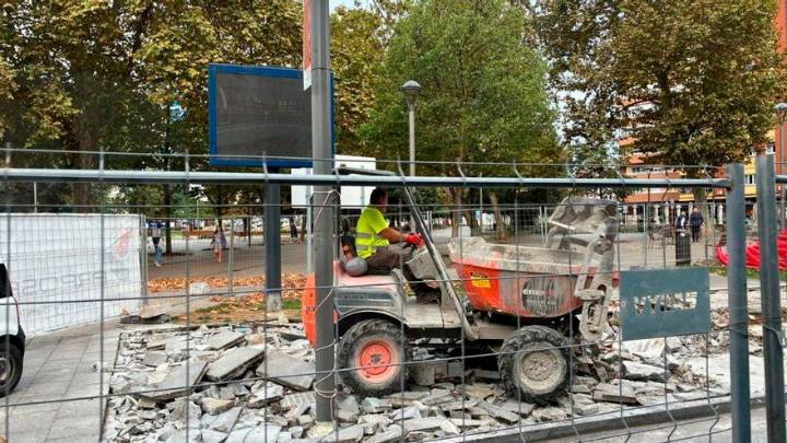 Avanzan las obras de la "marquesinona" en la calle Jardines de Avilés