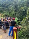 Vehículo atropella niños durante un desfile escolar