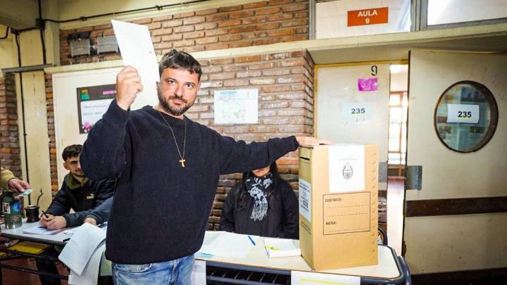 El picante gesto de Juan Grabois mientras esperaba para emitir su voto