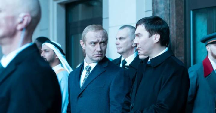 Jude Law en la piel de Vladimir Putin: El Mago del Kremlin, el filme que estremeció el Festival de Venecia
