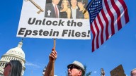 Trump niega haber firmado esta carta para Epstein, pero los registros parecen mostrar otra cosa