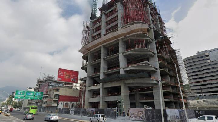 Trabajador muere tras caer de más de 100 metros de altura de la Torre Rise en Monterrey