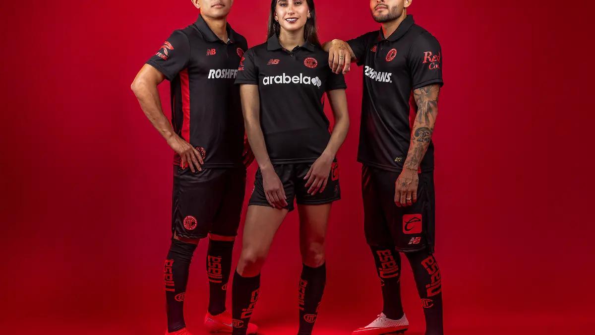 Elegancia escarlata: Toluca revela uniforme alternativo