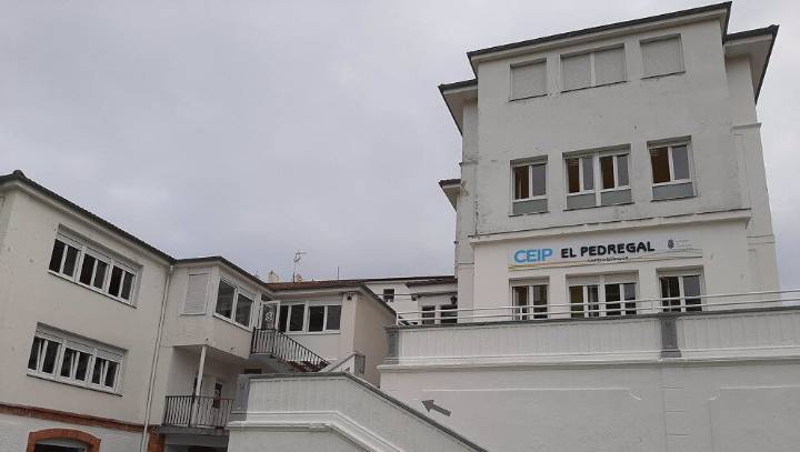 Familias y docentes no recurrirán el cierre del colegio El Pedregal de Castro