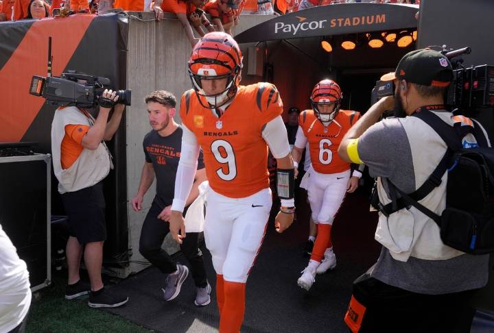 Deadspin | Bengals QB Joe Burrow departs with toe injury