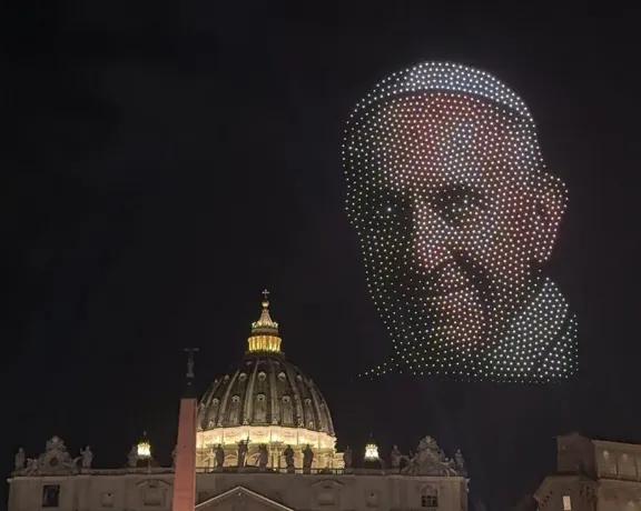 Miles de drones iluminaron el Vaticano para homenajear al papa Francisco