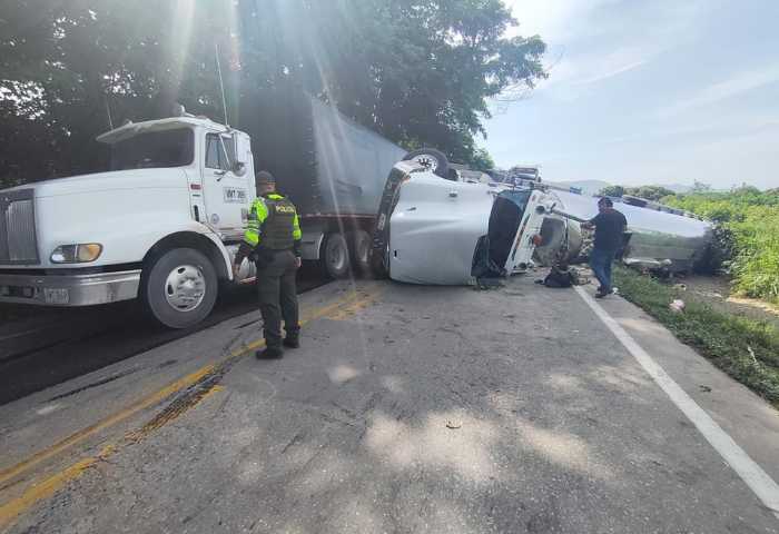 Conductor de tractocamión sufrió microsueño y se volcó: solo daños materiales
