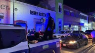 Chocan jóvenes motociclistas contra policías ciclistas e impactan auto estacionado en el Centro
