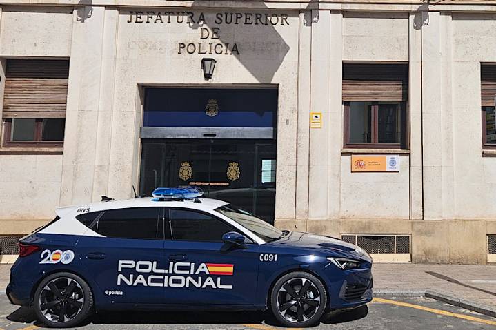 La Policía Nacional detiene a dos personas por utilizar en su vehículo las placas de matrícula de otro