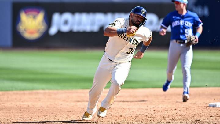 Nationals sign Alfaro after he opts out of minor league deal