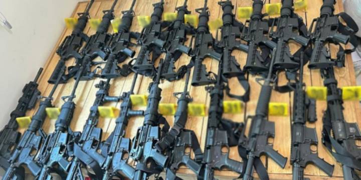 FGR y Defensa aseguran arsenal, químicos y equipo táctico en un inmueble en Culiacán