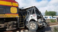 Tren embiste a camión de pasajeros en Guanajuato; reportan 5 muertos y 18 heridos