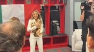 Fey canta el Himno Nacional… pero en los vestidores del Canelo Álvarez: ¿Qué sucedió?