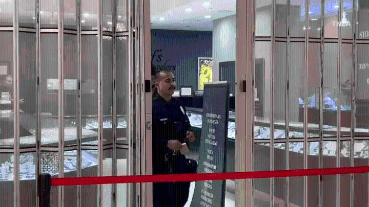Smash-and-grab robbers target jewelry store in Sherman Oaks