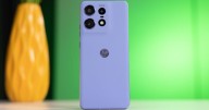 Este Motorola opaca al Samsung S24 Fe: carga en 15 minutos, tiene 3 cámaras potentes y pantalla envolvente