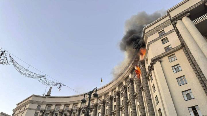 Rusia golpea la sede del Gobierno de Ucrania en un ataque con más de 800 drones y misiles