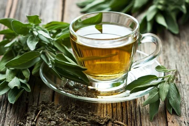 El té verde es una buena opción para eliminar las ojeras