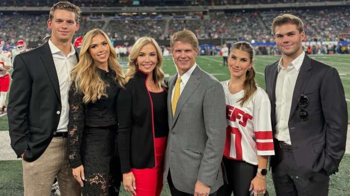 Clark Hunt & Family’s Reunion Message to Lesser-Known Member Amid Chiefs vs Giants For the Clark Hunt family, the Sunday Night Football became a personal milestone, reuniting in New York with a new me