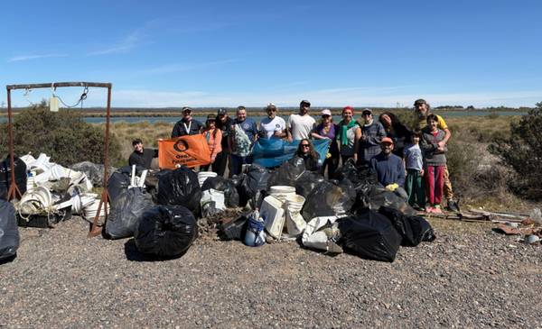 Un grupo de voluntarios evitó que más de 1.000 kg de plástico y basura se vayan al mar