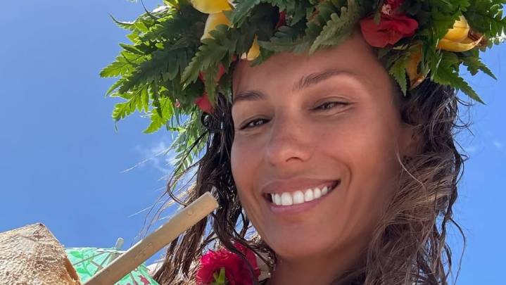 Pampita se fotografió en microbikini triángulo y corona de flores desde la Polinesia Francesa