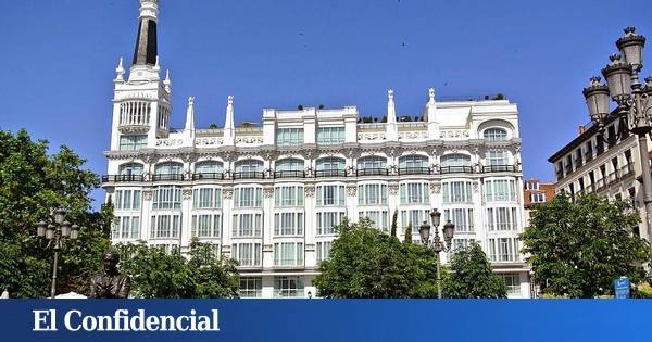 Locura en Santa Ana: 2.000 madrileños arramblan con los muebles del Reina Victoria