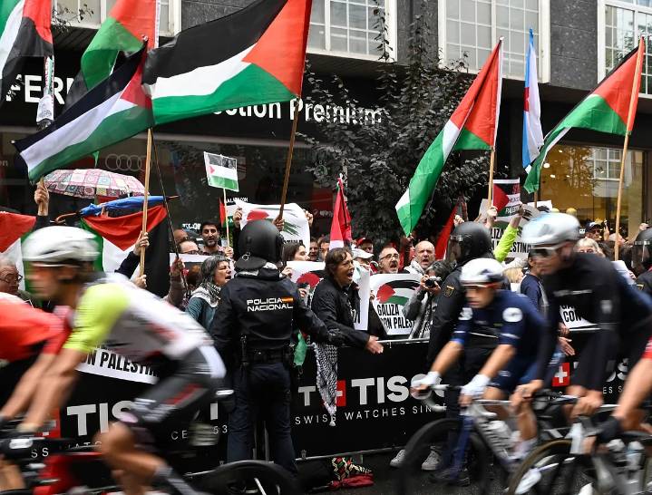 Vuelta a España: Los ciclistas de la Vuelta se plantan: si vuelven a ocurrir incidentes graves, se paran