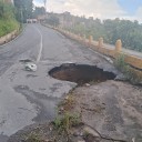 Colapsa vía en Los Barriales: comunidad cierra acceso y solicita medidas urgentes para evitar accidentes