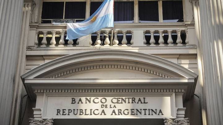 El Banco Central acelera la baja de tasas de interés que ya perforan el 40%
