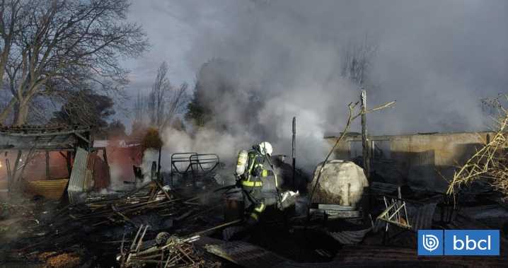 Incendio destruye casa, galpón y quincho en sector Santa Elisa de Los Ángeles
