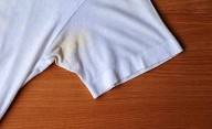 Por qué la ropa blanca se pone amarilla y cómo solucionarlo