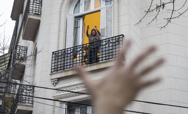 Cristina Kirchner salió al balcón a saludar a la militancia, a tres años del intento de magnicidio