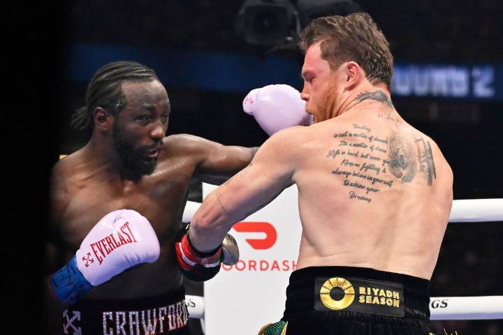 Crawford vence a ‘Canelo’ y se convierte en el primer boxeador en dominar tres categorías