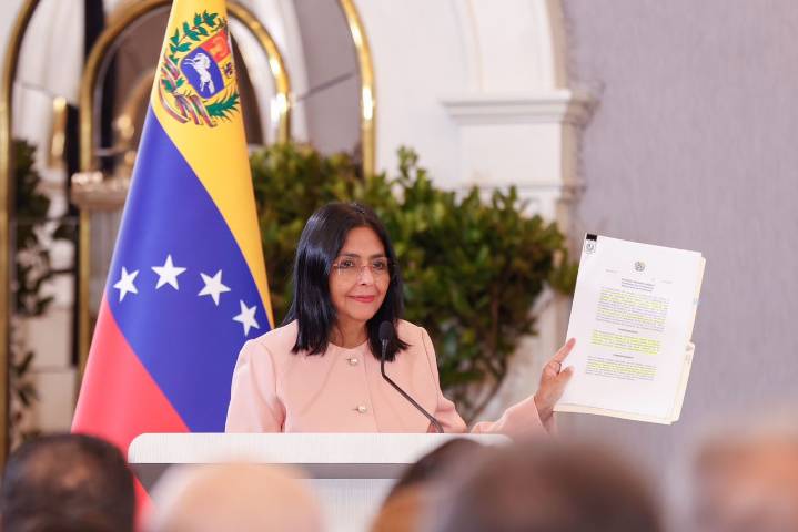 Delcy Rodríguez anunció firma de Maduro al decreto de Estado de Conmoción Exterior