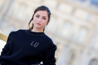 Ana de Armas sabe que las botas de caña media (y tacón ancho) siempre quedan mejor con faldas muy mini