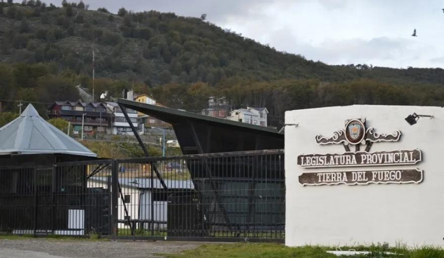Empleados legislativos en estado de asamblea: reclaman recomposición salarial y modificación del plus