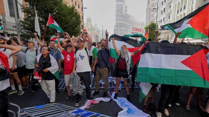 Una masiva protesta en Madrid obligó a suspender la vuelta ciclista y tensó las relaciones entre España e Israel