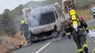 Los bomberos sofocan el incendio de una furgoneta en la A