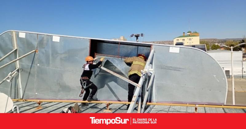 Caleta Olivia Fuerte viento provocó desprendimiento de chapas en el Hiper Tehuelche