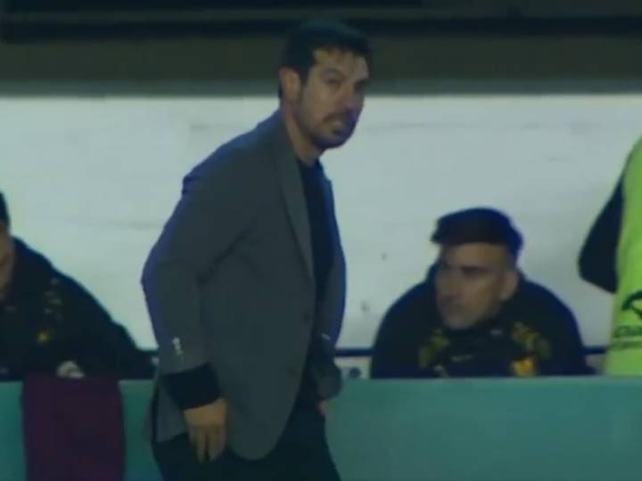 El Tano Gracián explotó contra un jugador de Deportivo Madryn que se fue expulsado: "¡Tenías amarilla! ¿Para qué vas a disputar una pelota allá?"