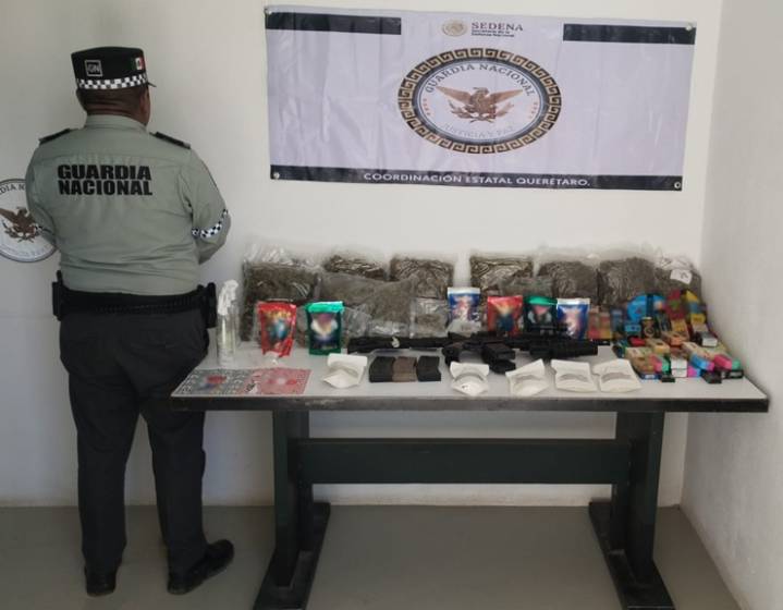 En Querétaro, GN asegura 108 envíos con narcótico y piezas de arma de fuego
