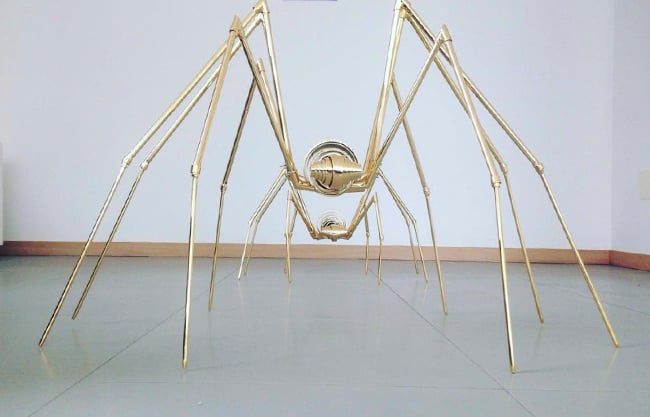 Niña trepa escultura de oro valuada en más de medio millón de pesos y la rompe