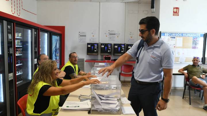Los trabajadores del bus de Zaragoza votan sí a la huelga: tan solo 13 votos decantan la balanza