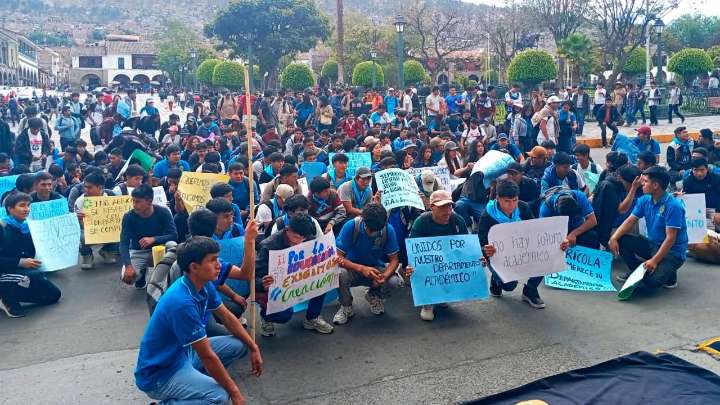 Estudiantes de la Unsch marchan por la creación de facultad de Civil y Arquitectura