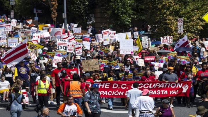 Se movilizan en Washington contra acoso a migrantes y autoritarismo de Trump