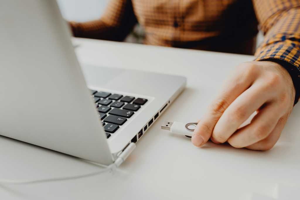 7 clever ways to use your old USB flash drives