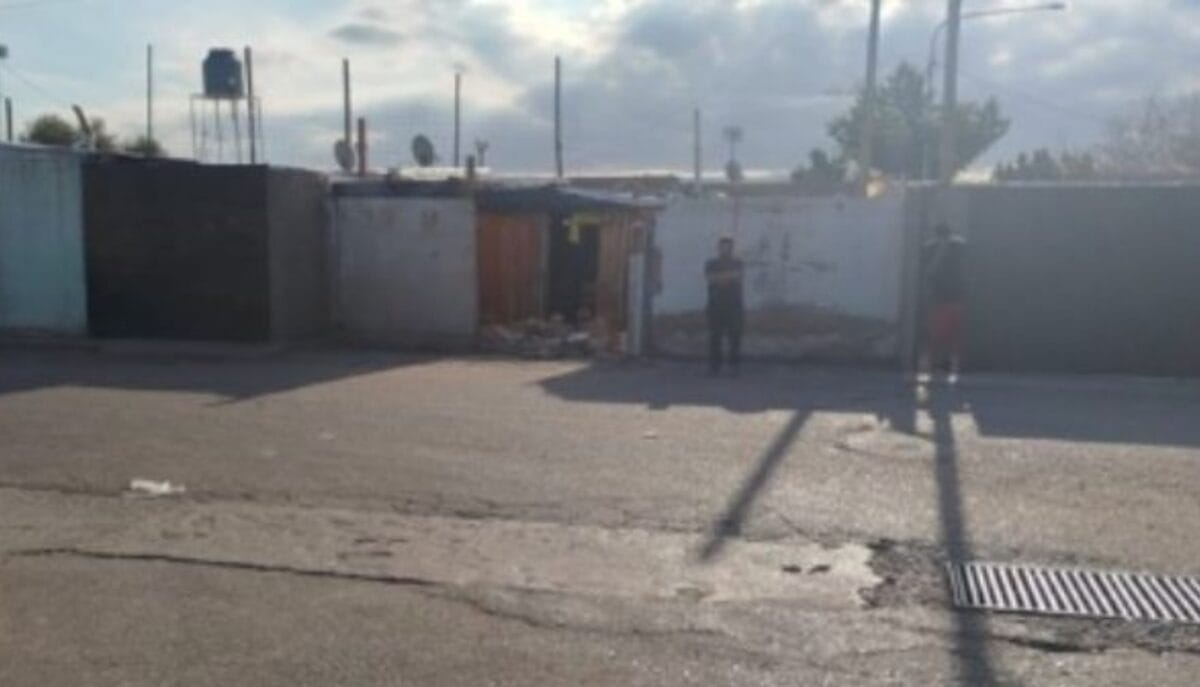 Motociclista se da con todo contra una barda, la derrumba y aplasta a una nenita